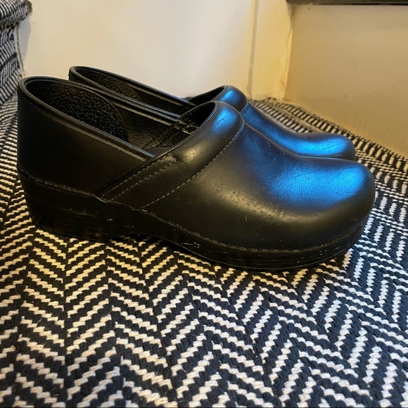 Black Dansko clogs - Picture 2 of 8